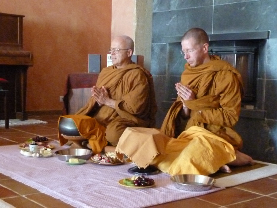 ajahn-thanissaro-et-tan-will-auquiers-mai-2011